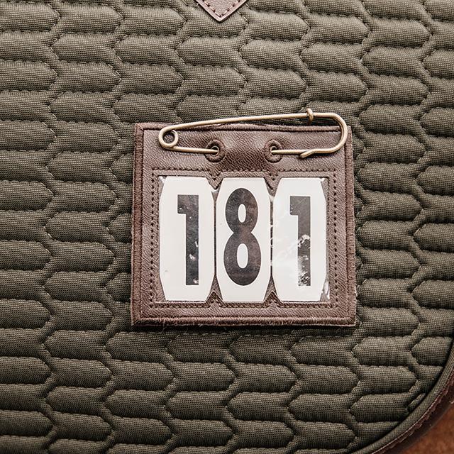 Porte-numéro avec épingle de sécurité Kentucky Marron